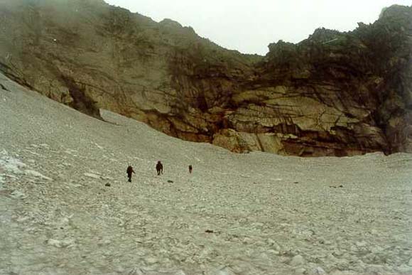 Перевальная седловина читается в виде понижения в средней части скального обрамления ледника
