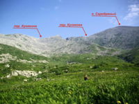 При подходе к перевалам Кунавина и Кулакова с юга тропа проходит через высокотравье альпийских лугов на руч.Рамазин (фото с сайта grusha.ru)